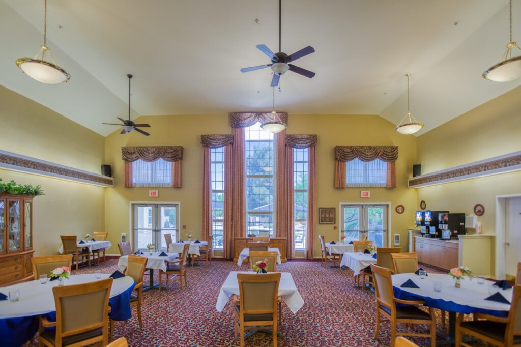 Interior image of Vista Pointe Sierra Vista's dining room, with lots of natural light and spacious seating.